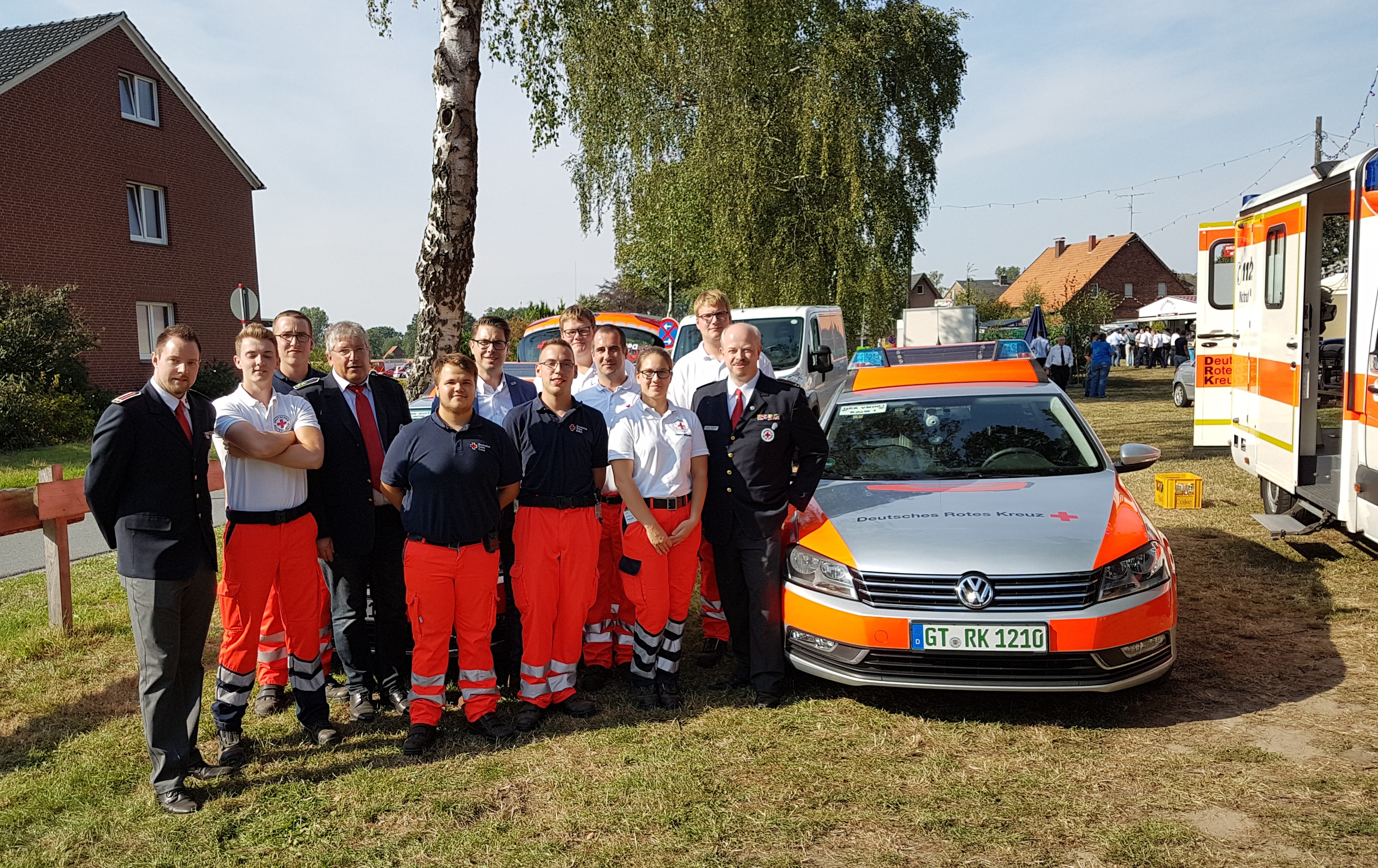 DRK-Einsatzkräfte vor einem KdoW