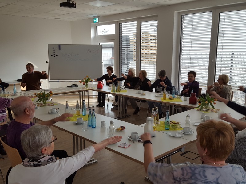 Teilnehmer der Gedächtnistraining mit dem Trainer, Herr Schmidt, in Aktion