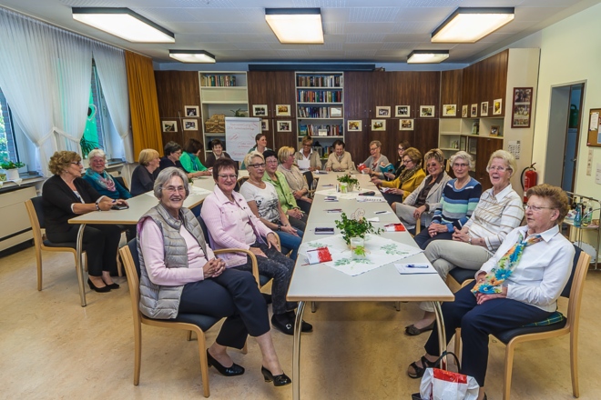 Das Bild zeigt die Helferinnen des Sozialen Arbeitskreises bei einem Planungstreffen