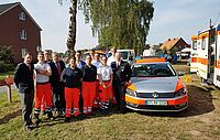 DRK-Einsatzkräfte vor einem KdoW